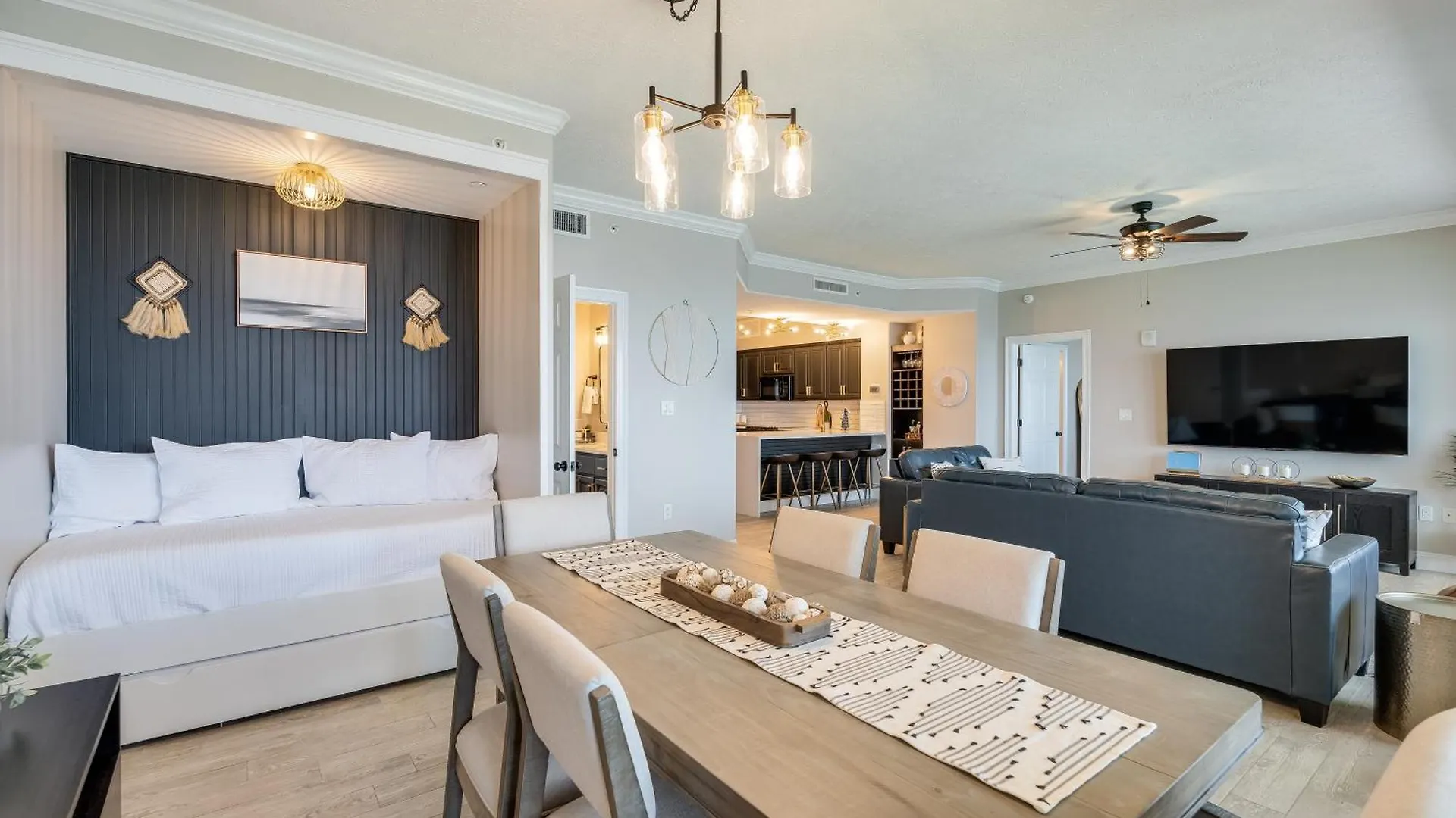 Newly Renovated Luxury Ocean Front Condo! Top Floor Condo With Penthouse Ocean Views! Panama City Beach Holiday home