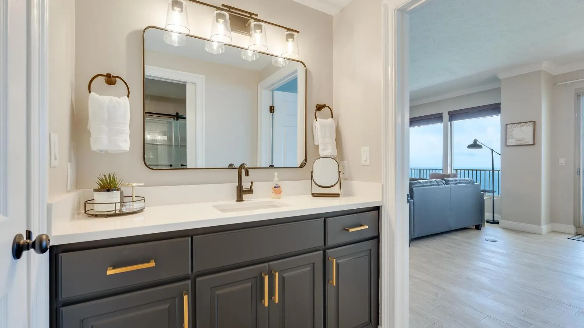 Holiday home Newly Renovated Luxury Ocean Front Condo! Top Floor Condo With Penthouse Ocean Views! Panama City Beach
