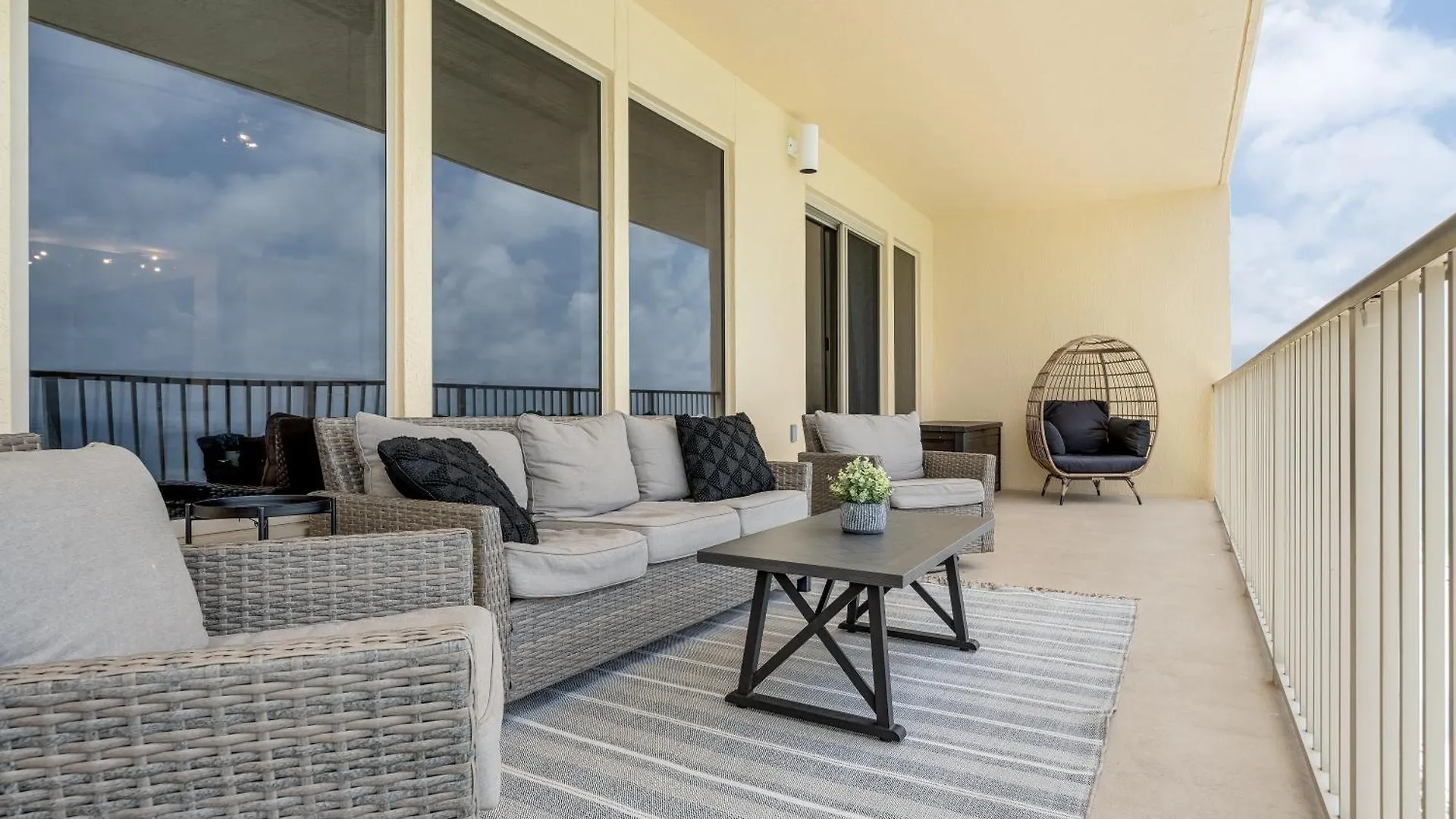 Holiday home Newly Renovated Luxury Ocean Front Condo! Top Floor Condo With Penthouse Ocean Views! Panama City Beach
